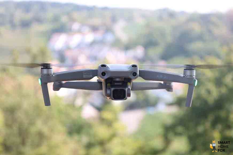 Die DJI Air 2S schwebt im Test waagrecht in der Luft.